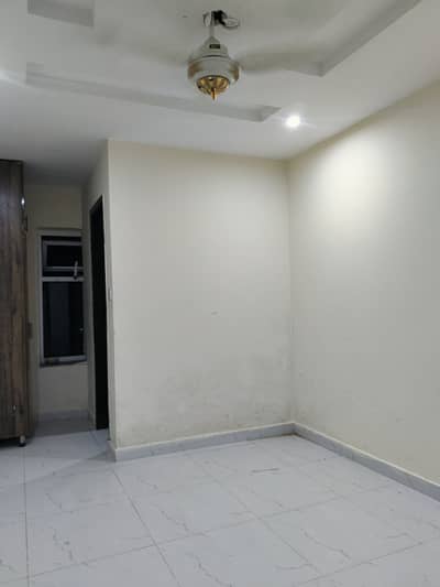E block mini merkaz 2 bed flat for rent very resonable rent