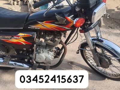 Honda 125. Karachi number  ( sirf call / whtsp p ratba keen)