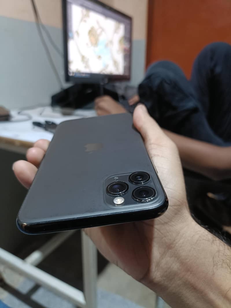 iphone 11 pro max 4