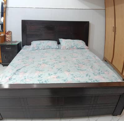 Modern wooden bed set