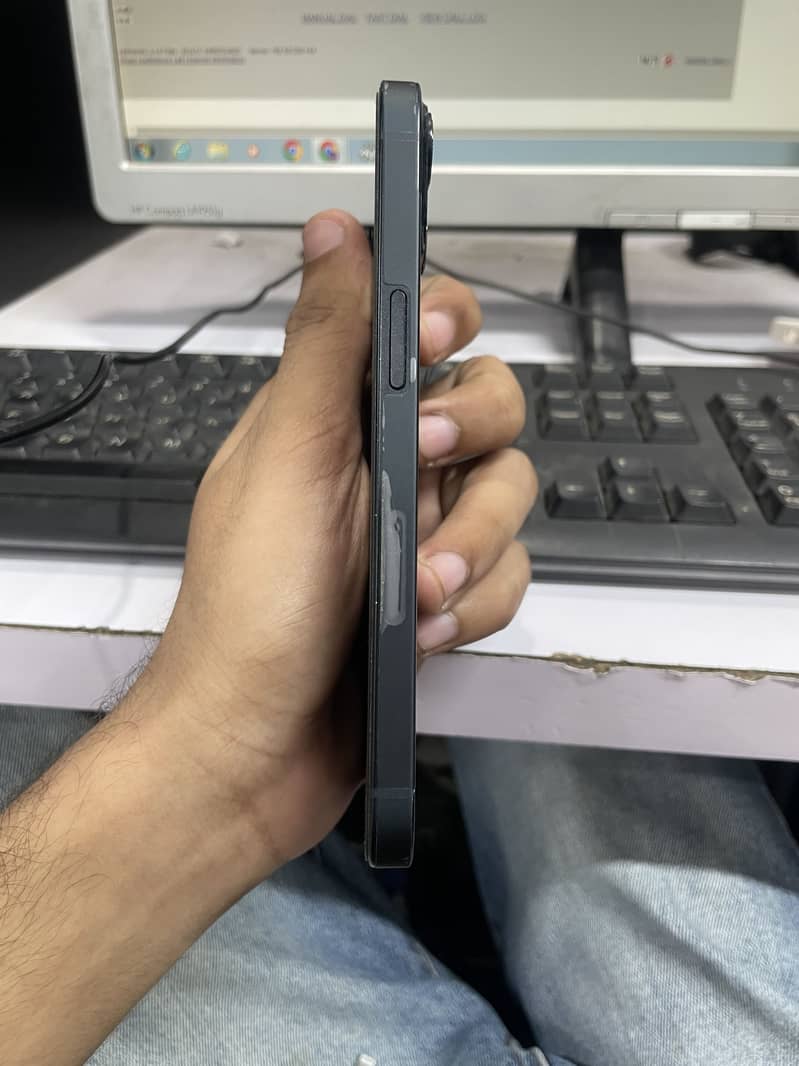 IPhone 13 4