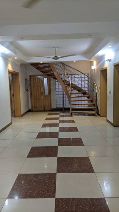 G-10/3 size 400sqy Full house 4bed 4bath dring dining 2tvl 2kitchen servent attached bath