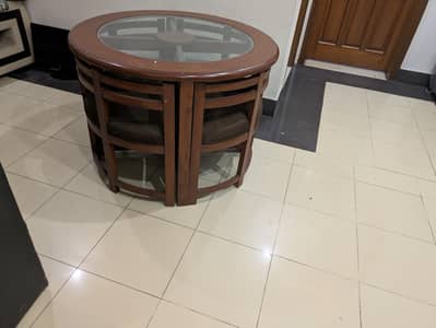 round dining table