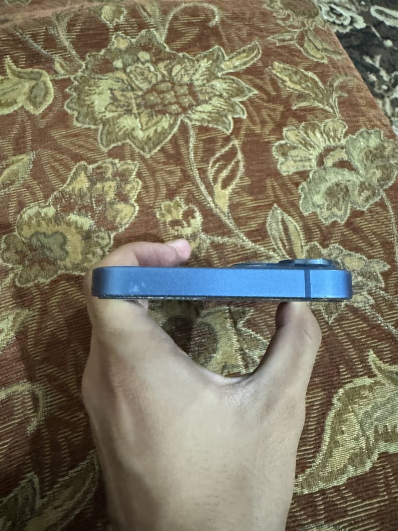 Apple iPhone 13 5