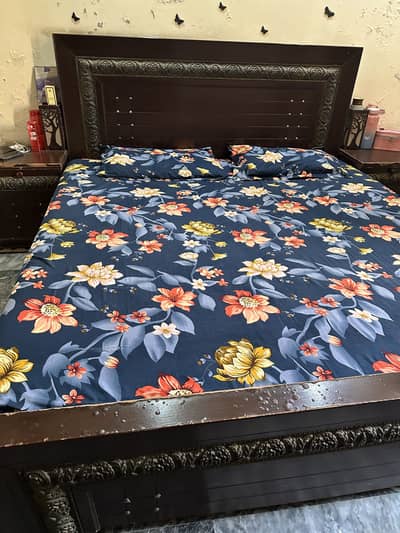 Bed with 2 side tables