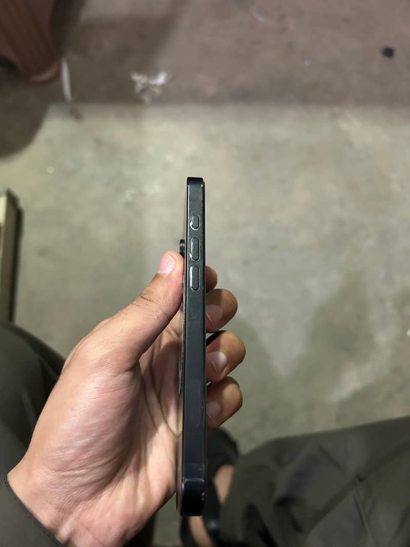 Iphone 16E 3