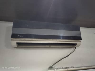 1 Ton AC for sale Gas leak hai.