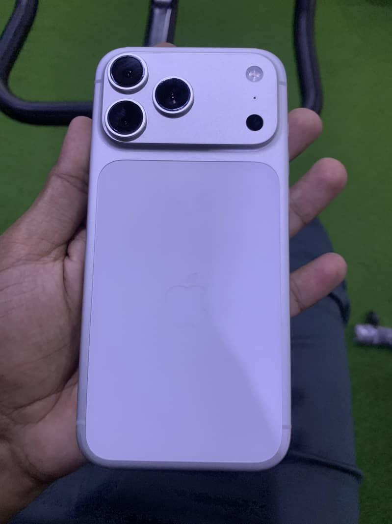 Iphone 17 pro max 4
