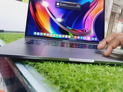 Macbook pro A 1990 : 2018 : 15 inch : 4 gb graphic card