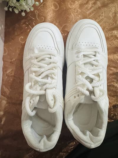 White Shoes China Imported via Temu | Condition Premium