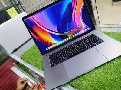 Macbook pro A 1990 : 2018 : 15 inch : 4 gb dadicated Graphics