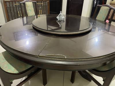 Round dining table