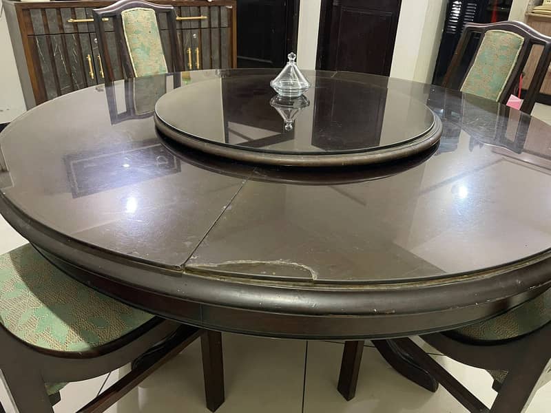 Round dining table 0