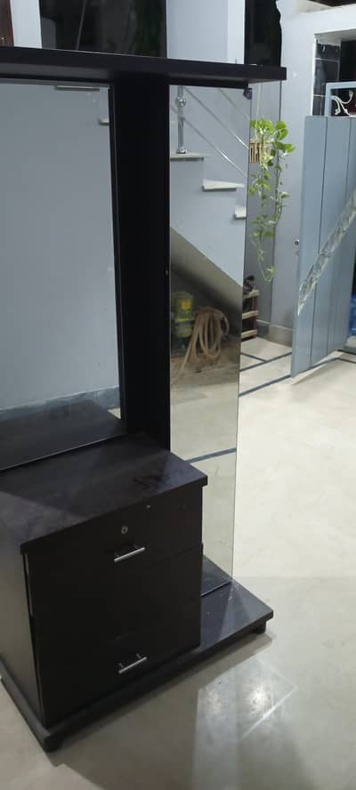 Modern Wooden Dresser with Mirror – Excellent Condition