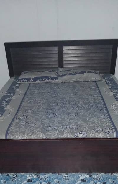 decent queen size bed with madicated mattress