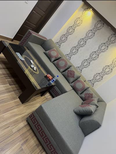 L shape sofa with table in fine condition & fine foam