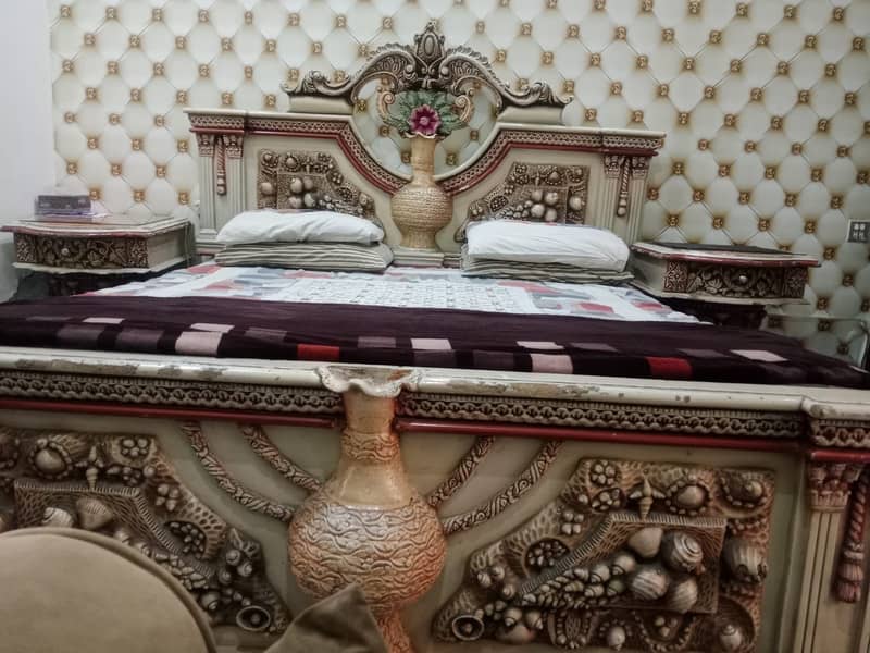 Bed plus dressing plus side table 0