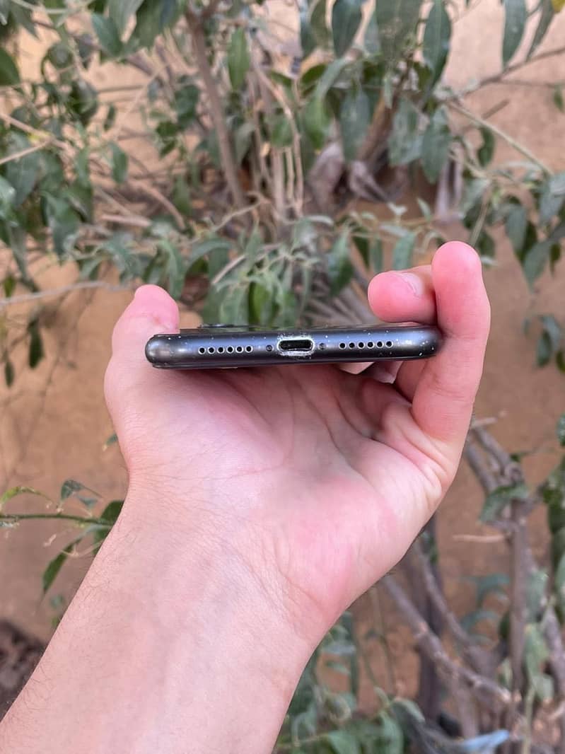 iPhone 11 4