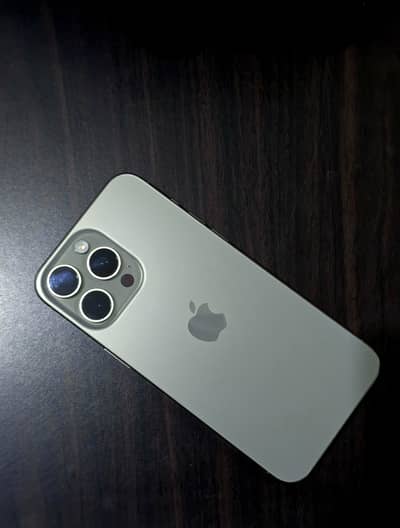 I phone 15 pro max  256 gb natural  titanium