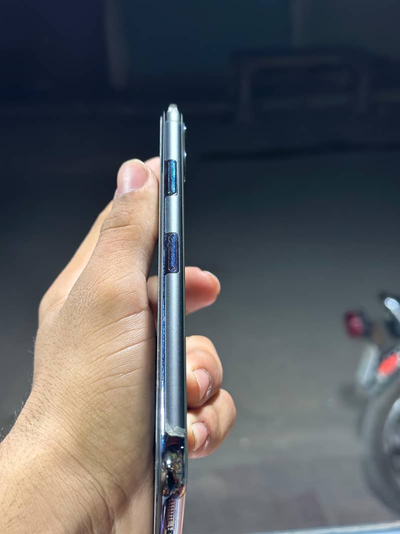 iPhone 11 Pro Max 4
