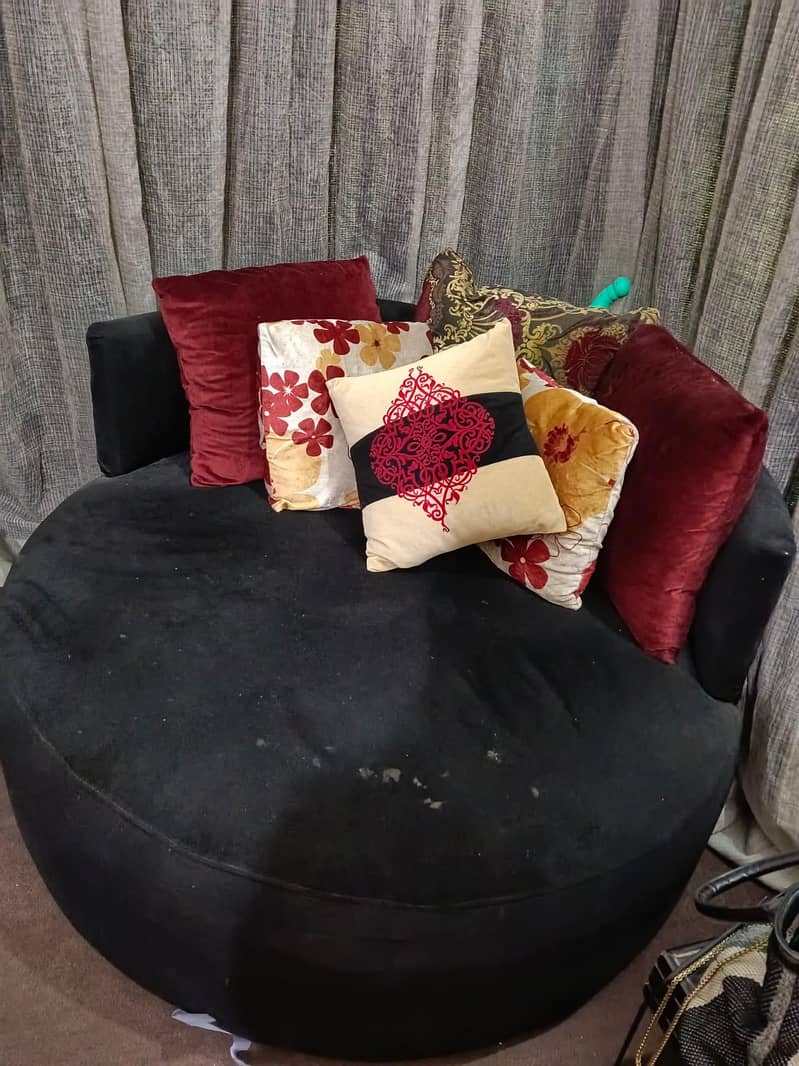 Round Couch 0