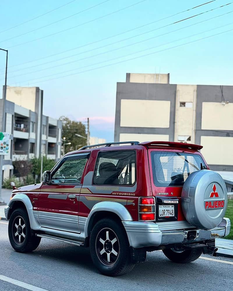 Mitsubishi Pajero (1992) model 2