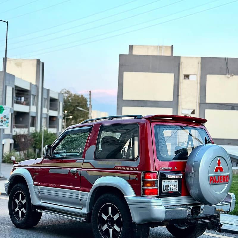 Mitsubishi Pajero (1992) model 11