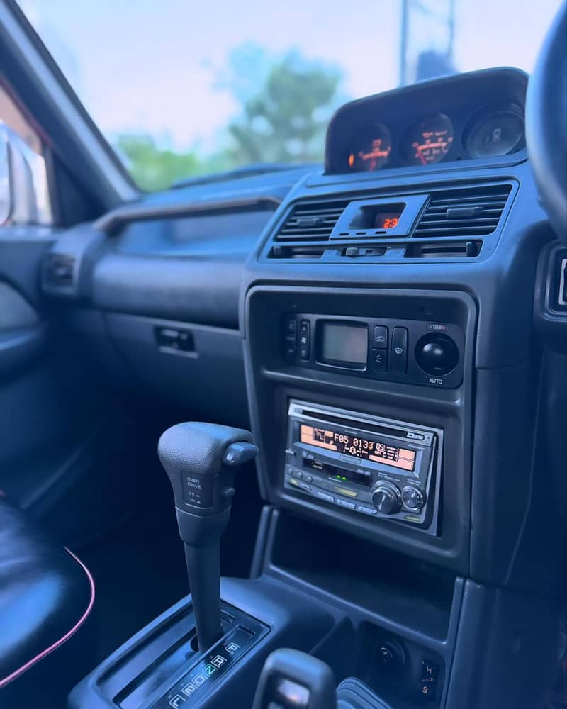 Mitsubishi Pajero (1992) model 12