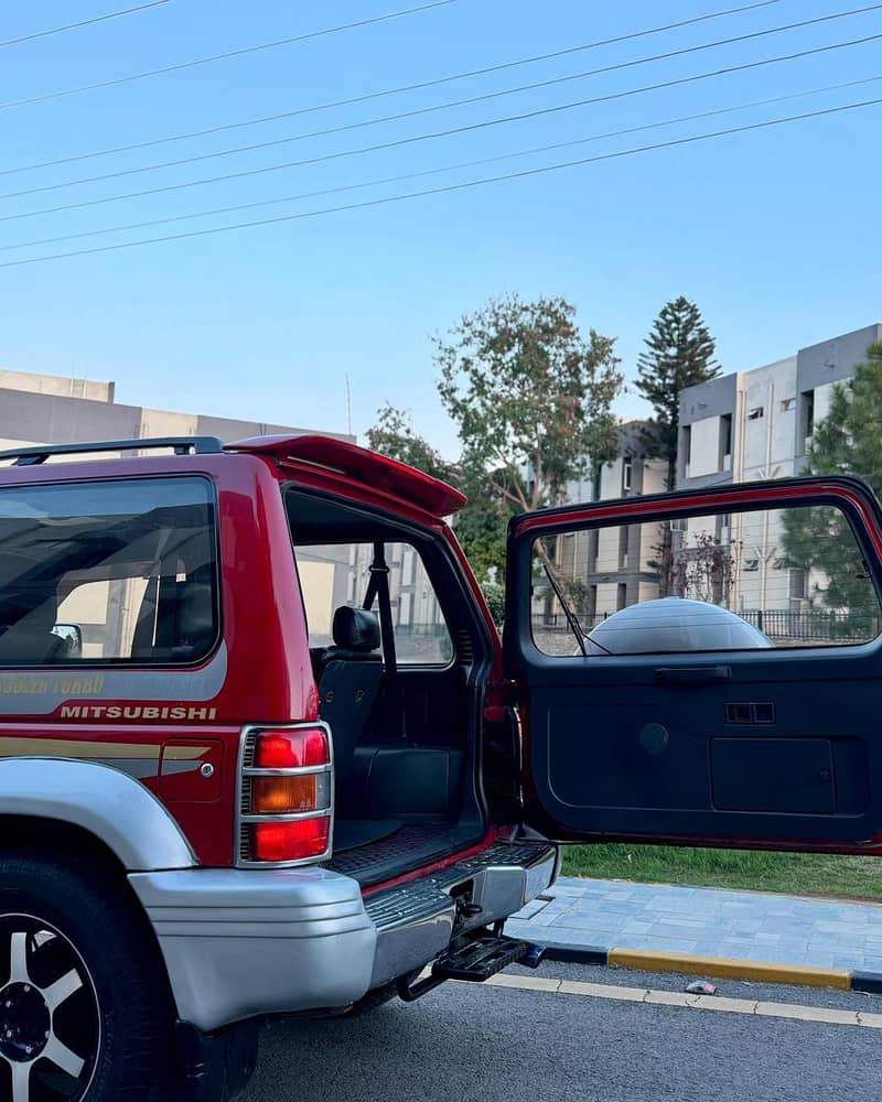 Mitsubishi Pajero (1992) model 13