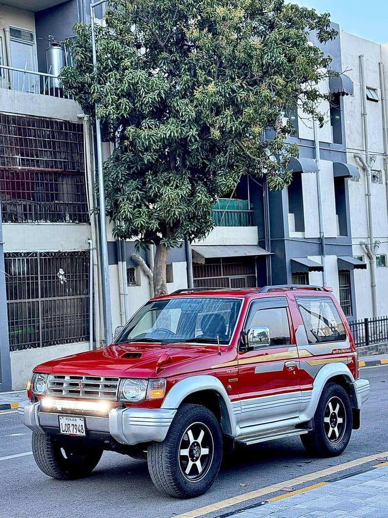 Mitsubishi Pajero (1992) model 16