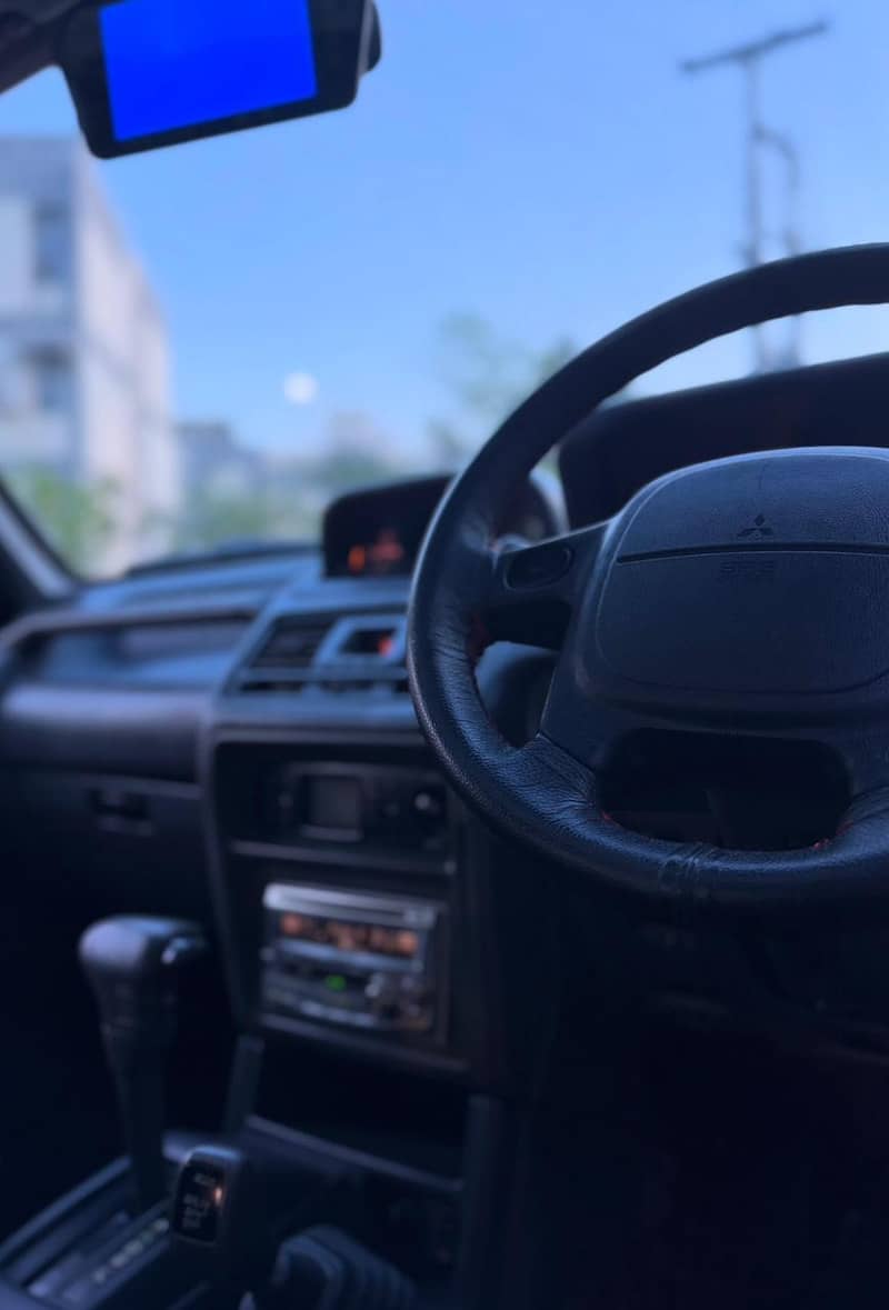 Mitsubishi Pajero (1992) model 18
