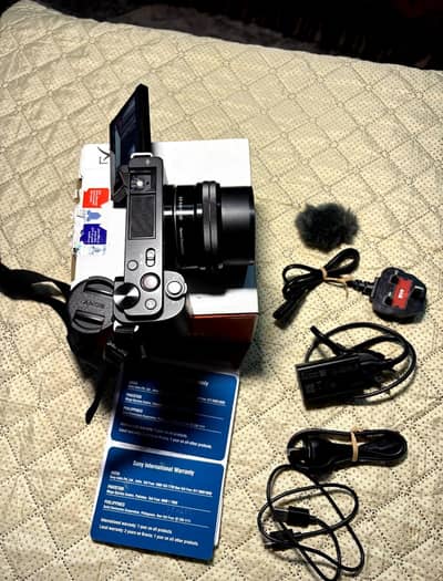 Sony ZvE10 , kit lense and All Accessories