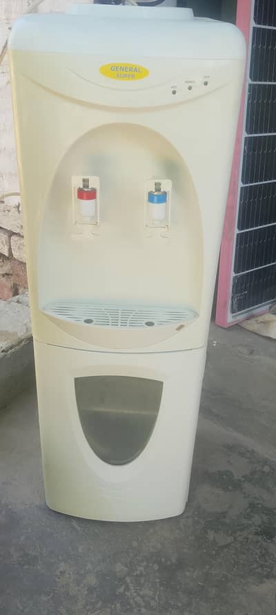 Hot & Cold Water Dispenser in Good Condition