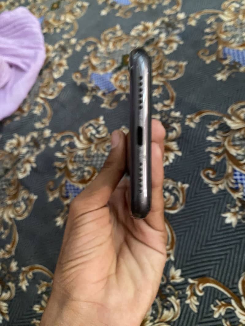 iPhone 11 4