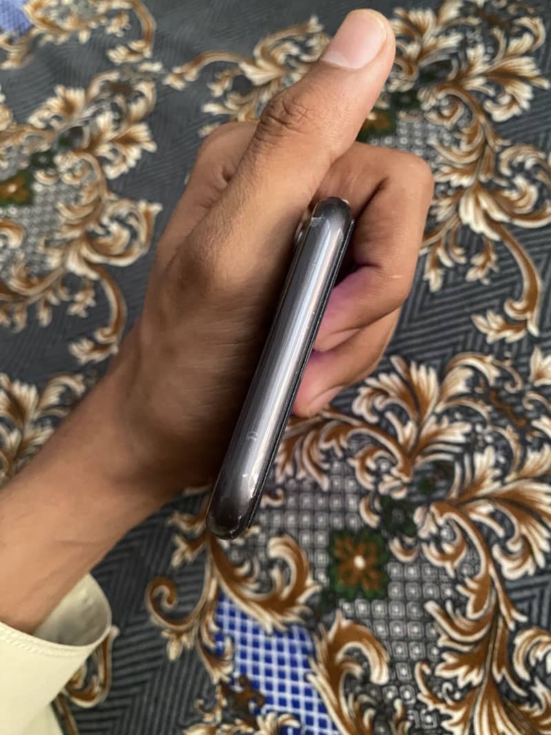 iPhone 11 3