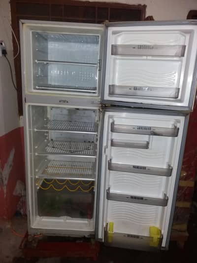 Large Size Dawlaunce Refrigerator in Lush Condition. Just like new.
