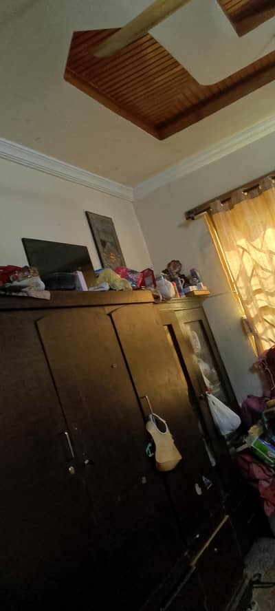 almari se bartan wali almari ha 30.000 dono ha bilkul new ha