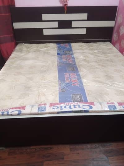 Bed, almari , dressing table and showkeez
