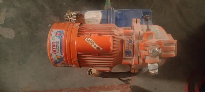 Laal pump,,, bilkul new hai,,,mkaan bnaty huye use kia Sirf 2 month ch