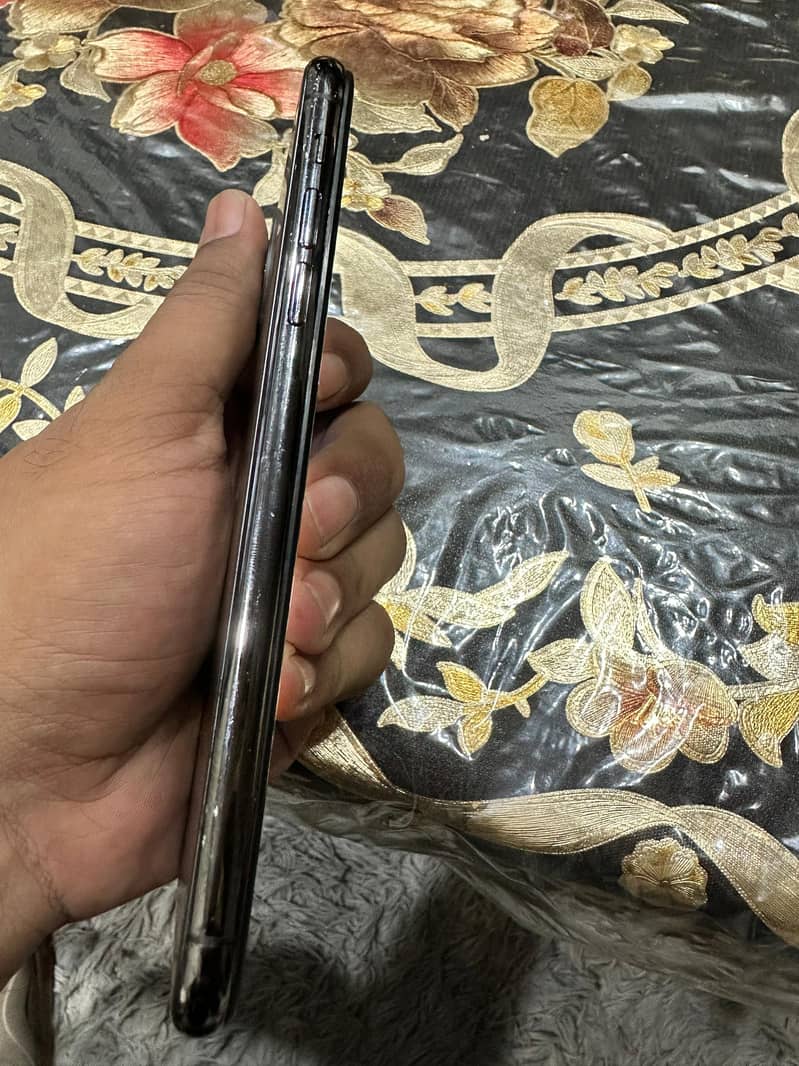 iphone 11 pro max 4