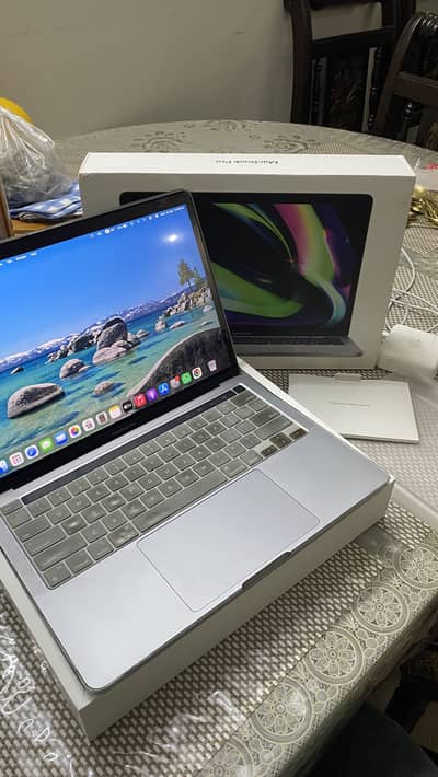 Macbook pro M1 2020 Complete box 10/10