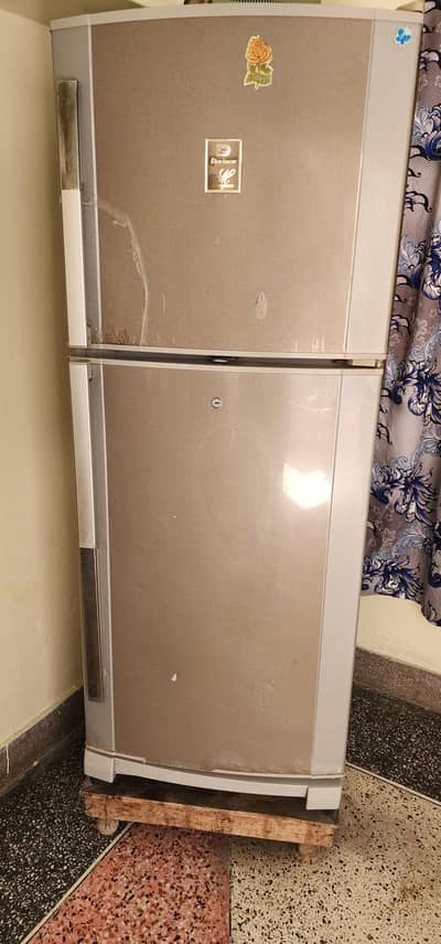 dawlance fridge medium size