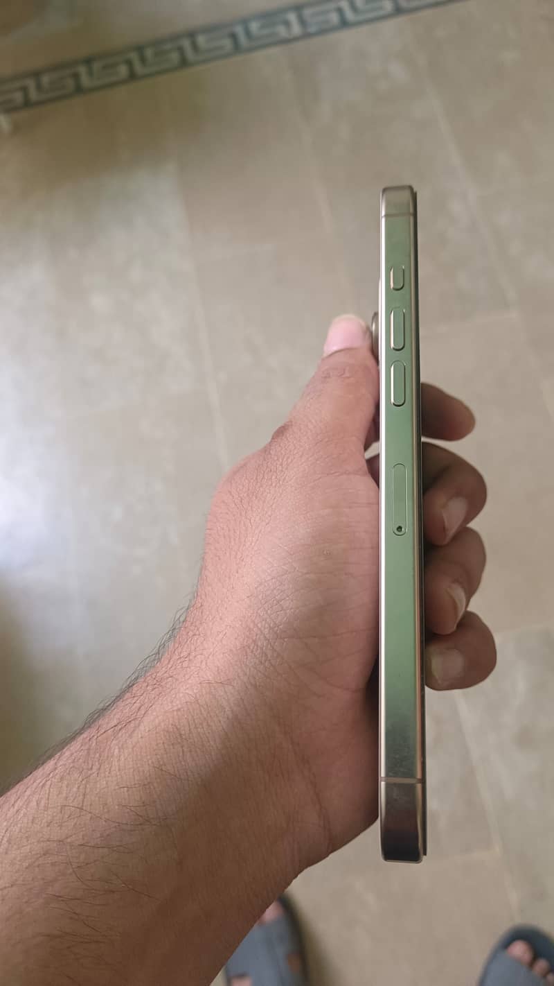 iPhone 16 Pro Max 4