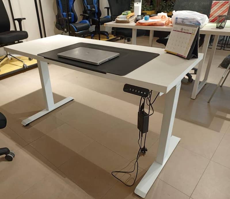 Height adjustable table/ standing desk 1