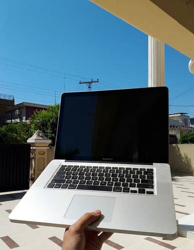 MacBook pro | Intel core i7 | 8GB RAM  | 250GB HDD | 15.4" DISPLAY