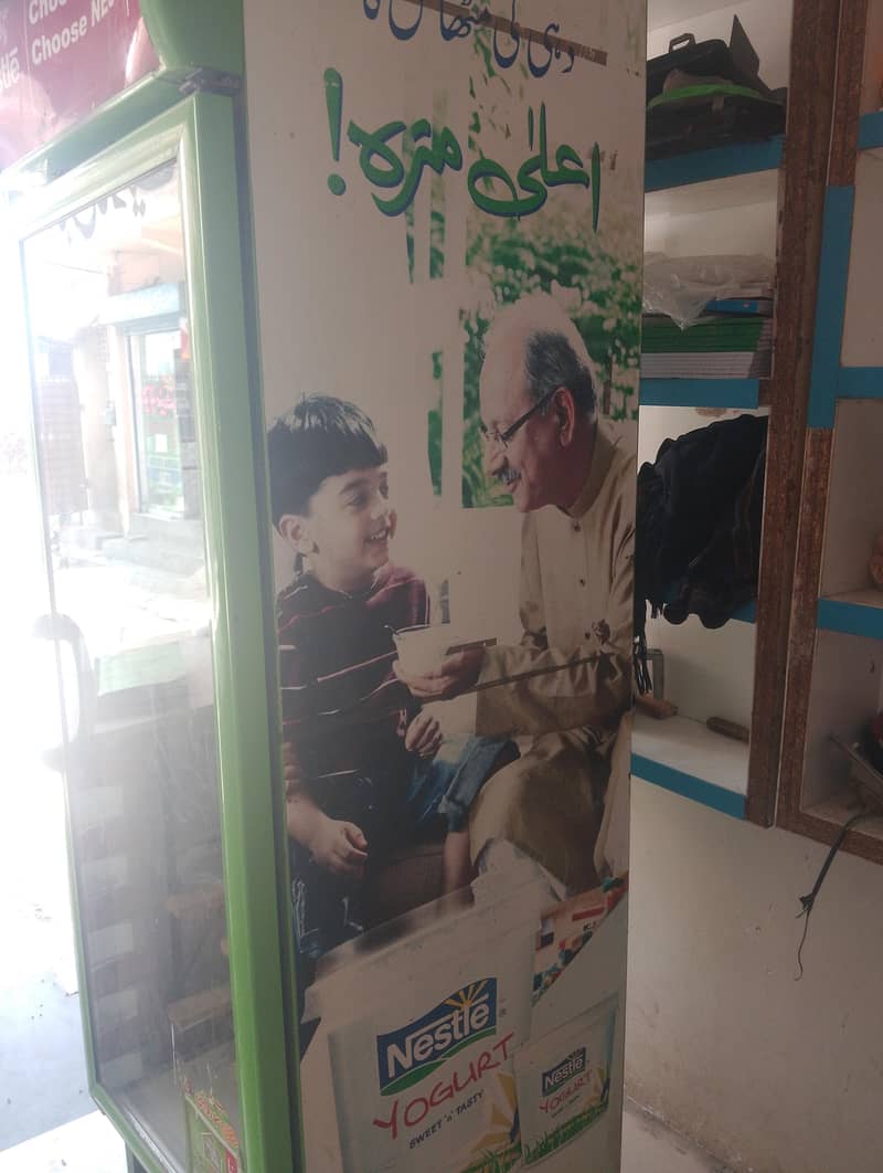 فیصلے کمبین کا فریزر ہے 10 بائ 10 کنڈیشن میں ہے اچھی کولنگ کرتا ہے 1