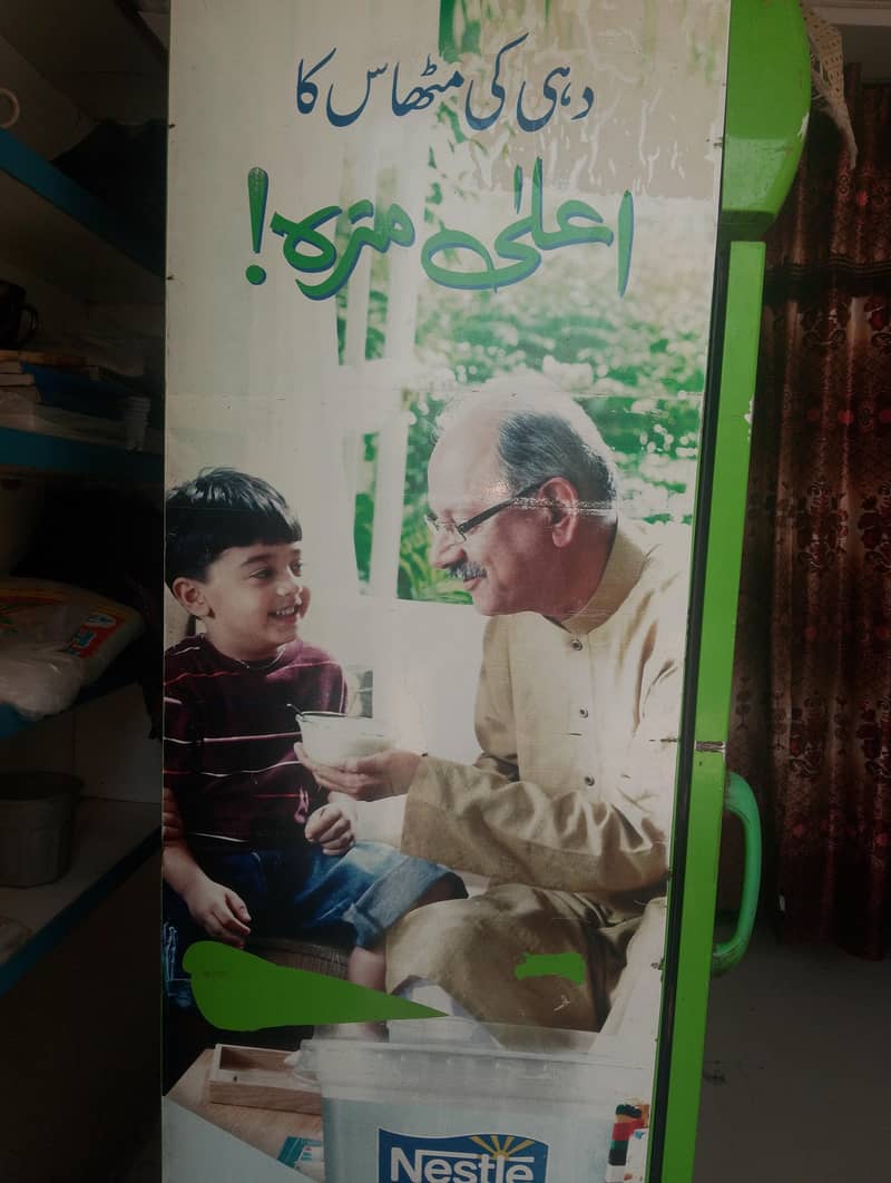 فیصلے کمبین کا فریزر ہے 10 بائ 10 کنڈیشن میں ہے اچھی کولنگ کرتا ہے 3