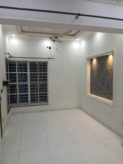 Prime Location 5 Marla House In Central Central Park - Block E For rent