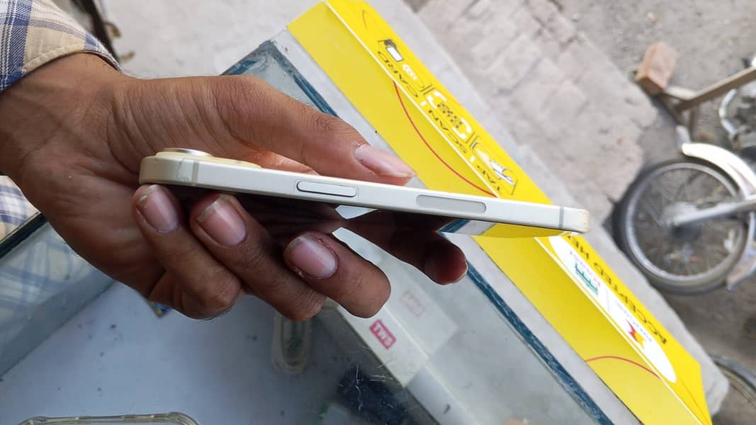 iPhone 15 4
