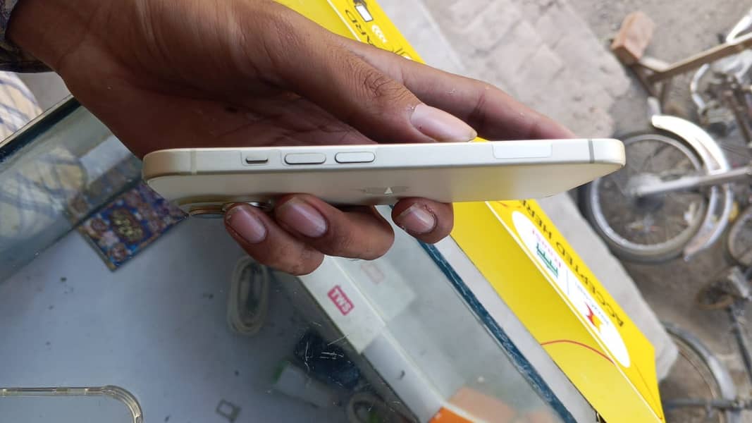 iPhone 15 6